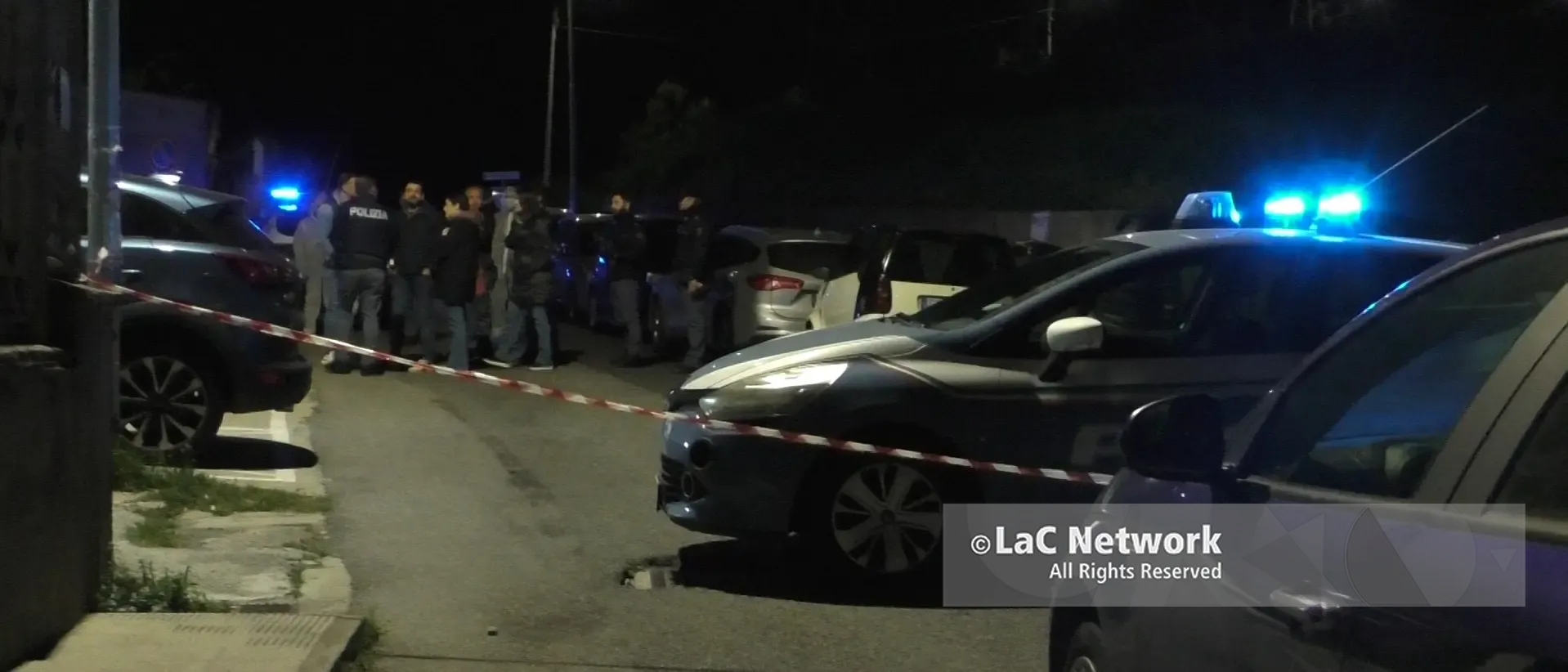 Dramma a Catanzaro, si getta dal balcone insieme ai figli: morti la donna e due bimbi, il terzo è grave\n