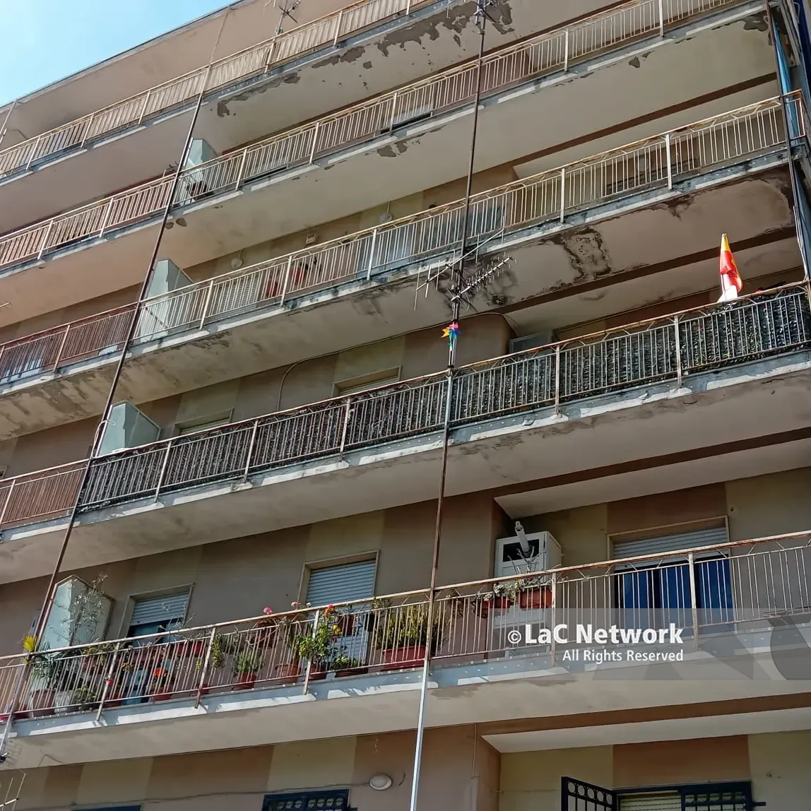 Catanzaro, si getta dal balcone con tre figli: il marito disperato ha provato a rianimare i bambini, due sono morti\n