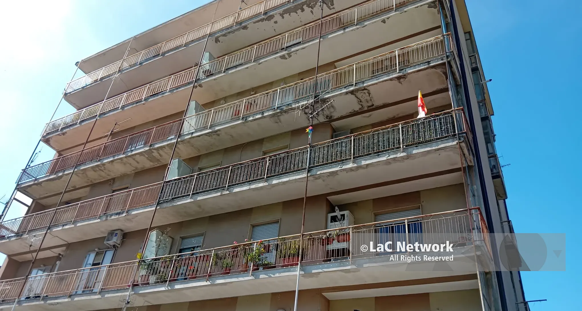 Catanzaro, si getta dal balcone e muore insieme a 2\u00A0figli: il marito sceso in strada\u00A0ha provato a rianimare i bambini\n
