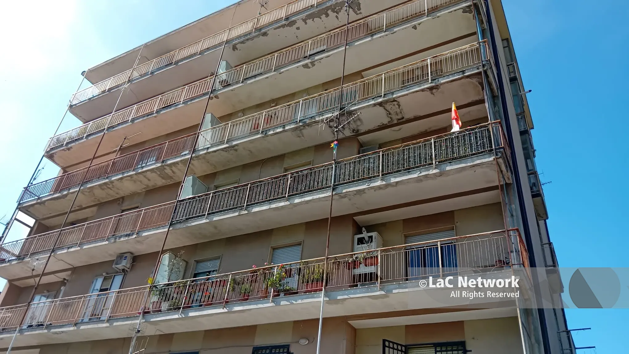 Catanzaro, si getta dal balcone con tre figli: il marito disperato ha provato a rianimare i bambini, due sono morti\n