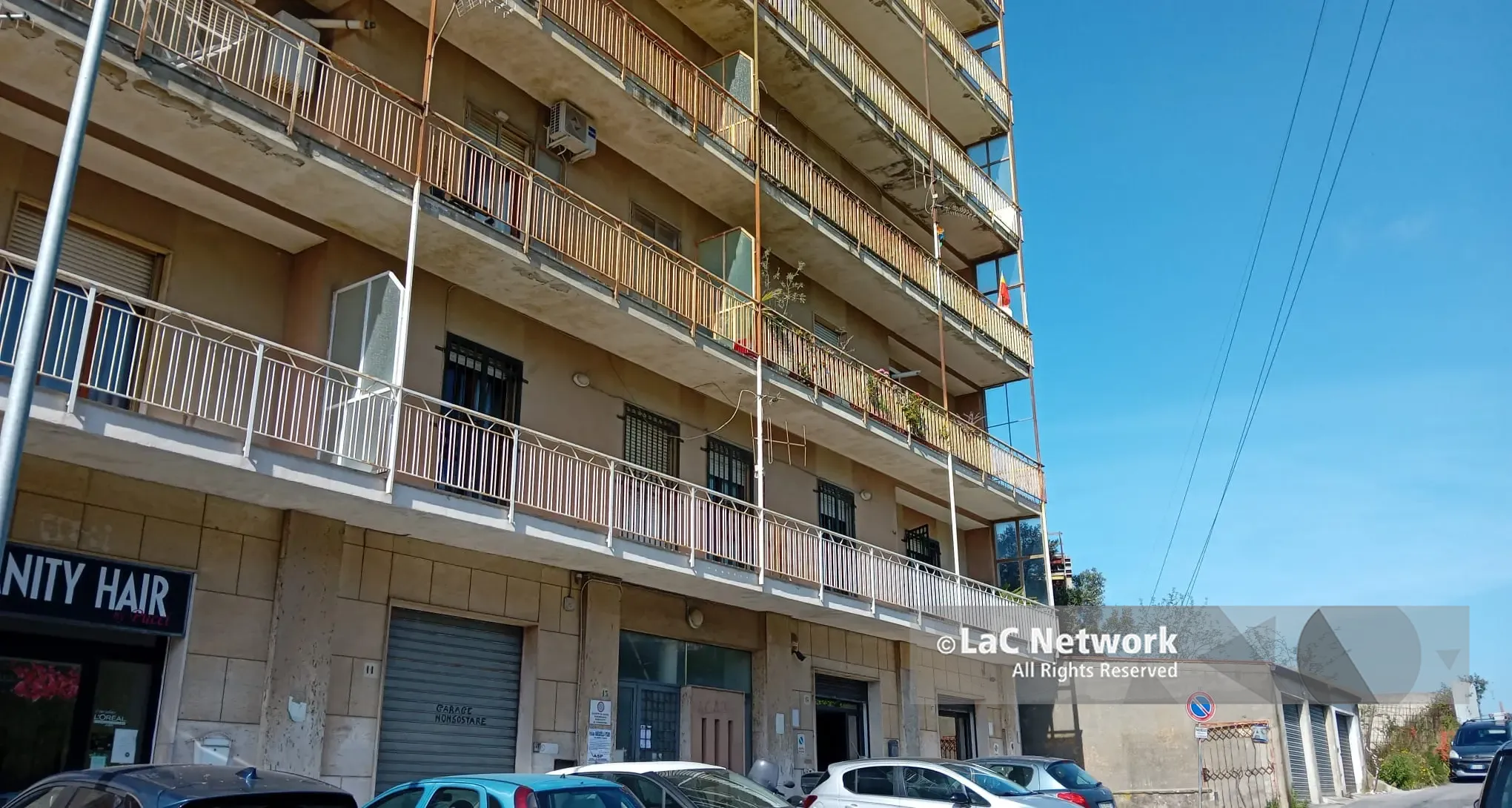 La donna che si è lanciata nel vuoto\u00A0aveva sofferto in passato\u00A0di disagio psichiatrico, insieme a lei sono morti i piccoli Nicola e Giuseppe\n