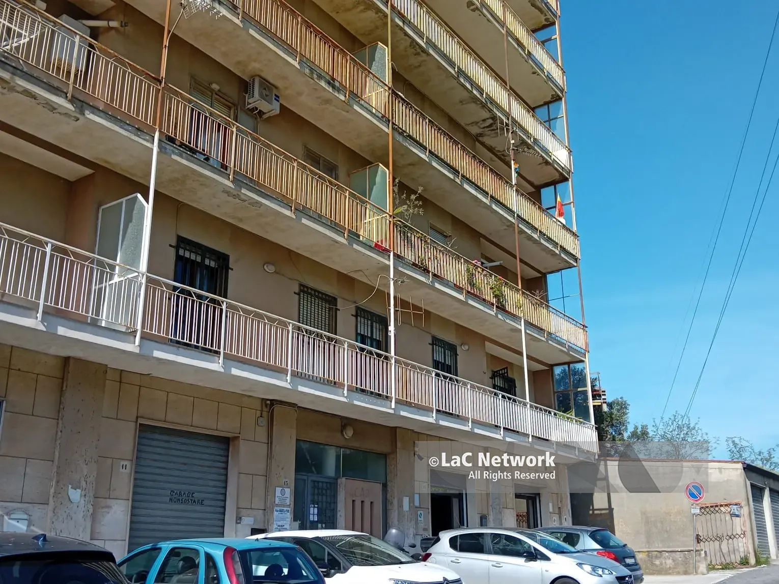 La donna che si è lanciata nel vuoto aveva sofferto di disagio psichiatrico, insieme a lei morti i piccoli Nicola e Giuseppe