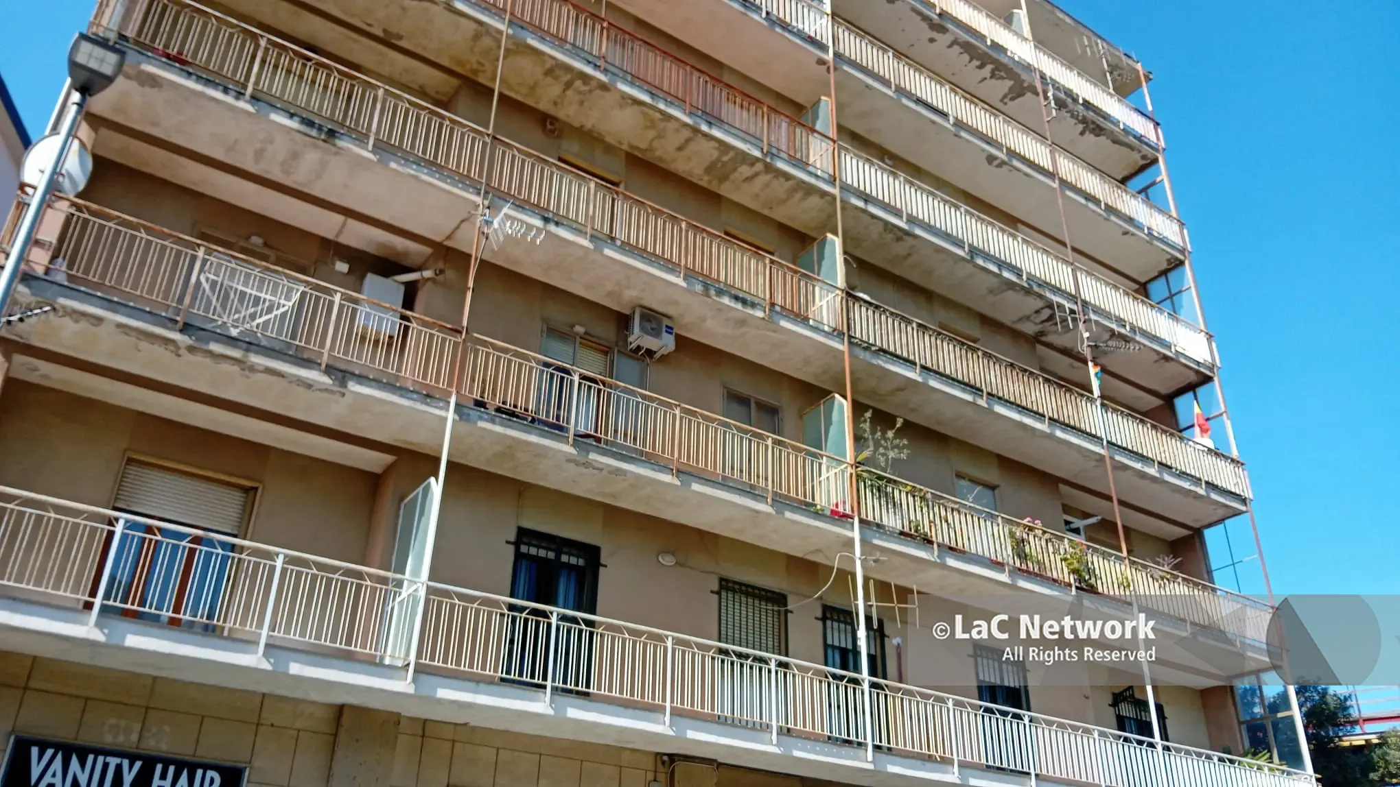 Catanzaro, si getta dal balcone insieme ai tre figli: la bimba\u00A0sopravvissuta sottoposta a\u00A0un delicato intervento\u00A0a fegato e milza\n