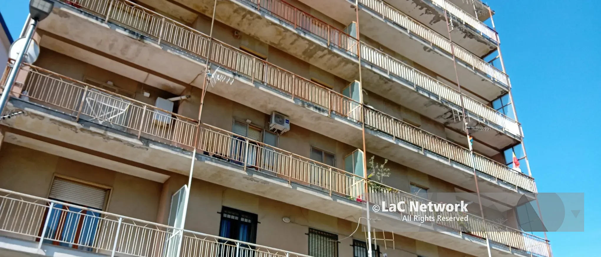 Catanzaro, si getta dal balcone insieme ai tre figli: la bimba\u00A0sopravvissuta sottoposta a\u00A0un delicato intervento\u00A0a fegato e milza\n