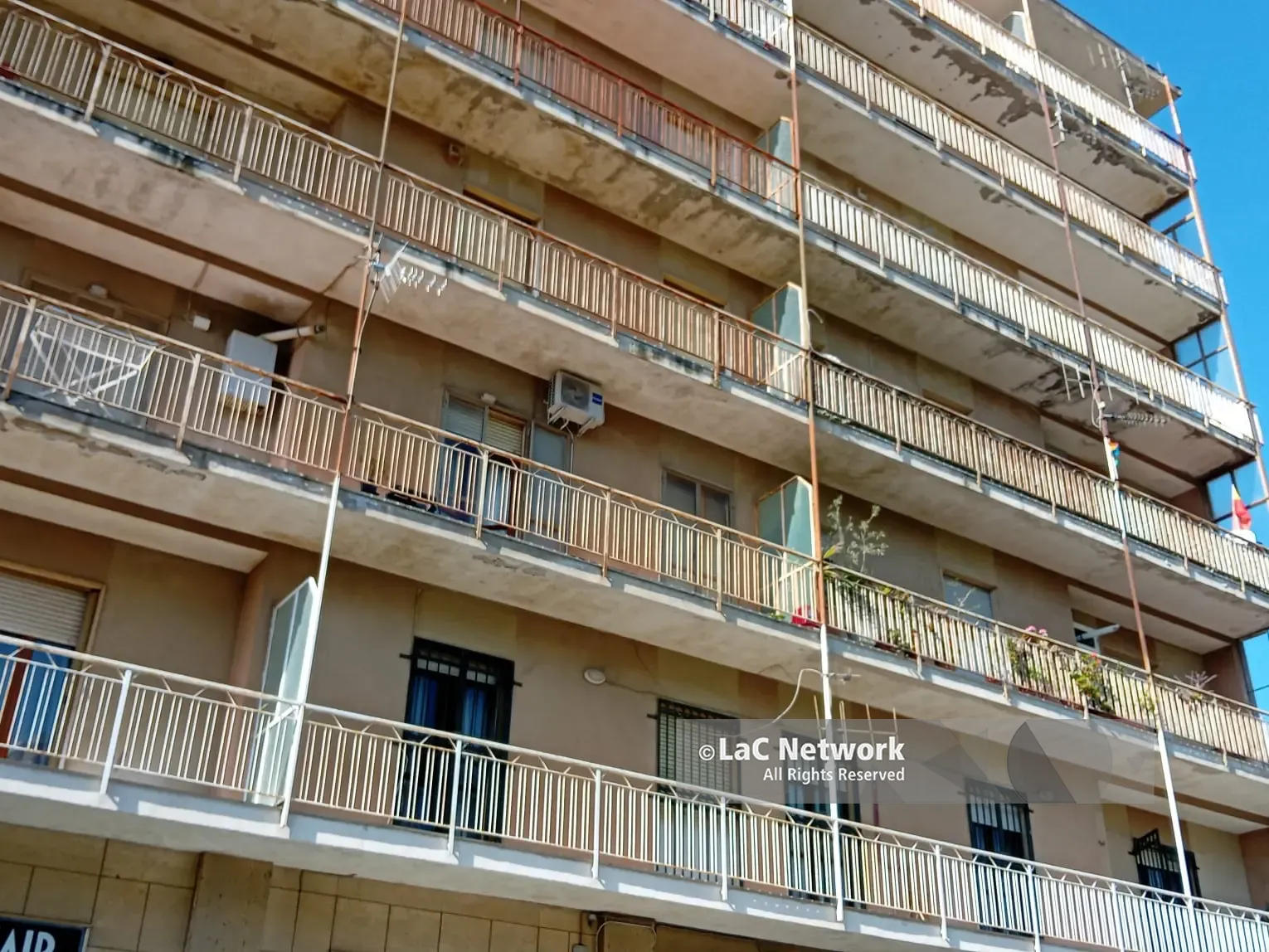 Catanzaro, si getta dal balcone insieme ai tre figli: la bimba sopravvissuta sottoposta a un delicato intervento a fegato e milza