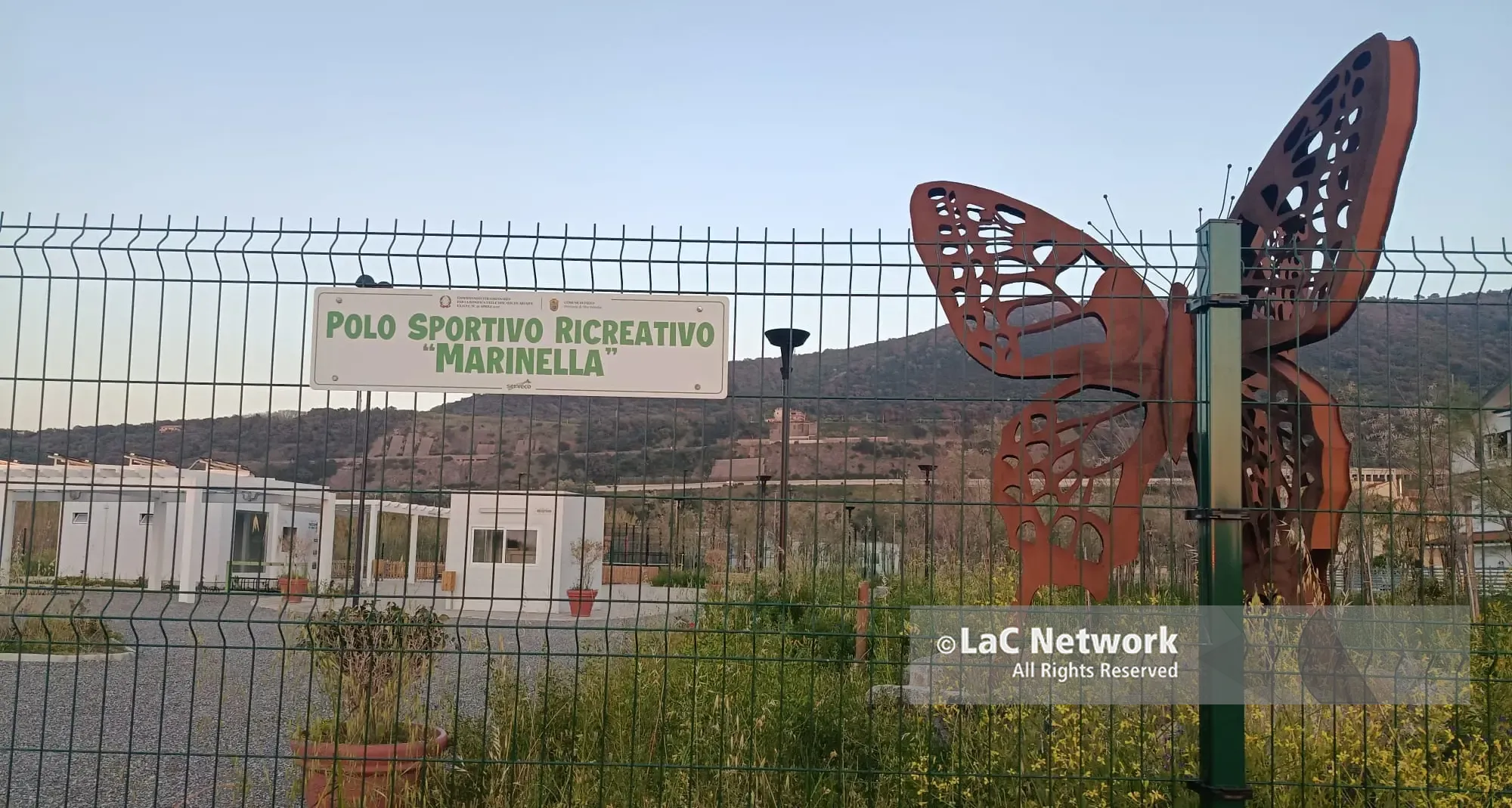 Pizzo, il centro sportivo fantasma costruito sulla discarica bonificata: “inaugurato” ma mai aperto perché «mancano i collaudi»\n