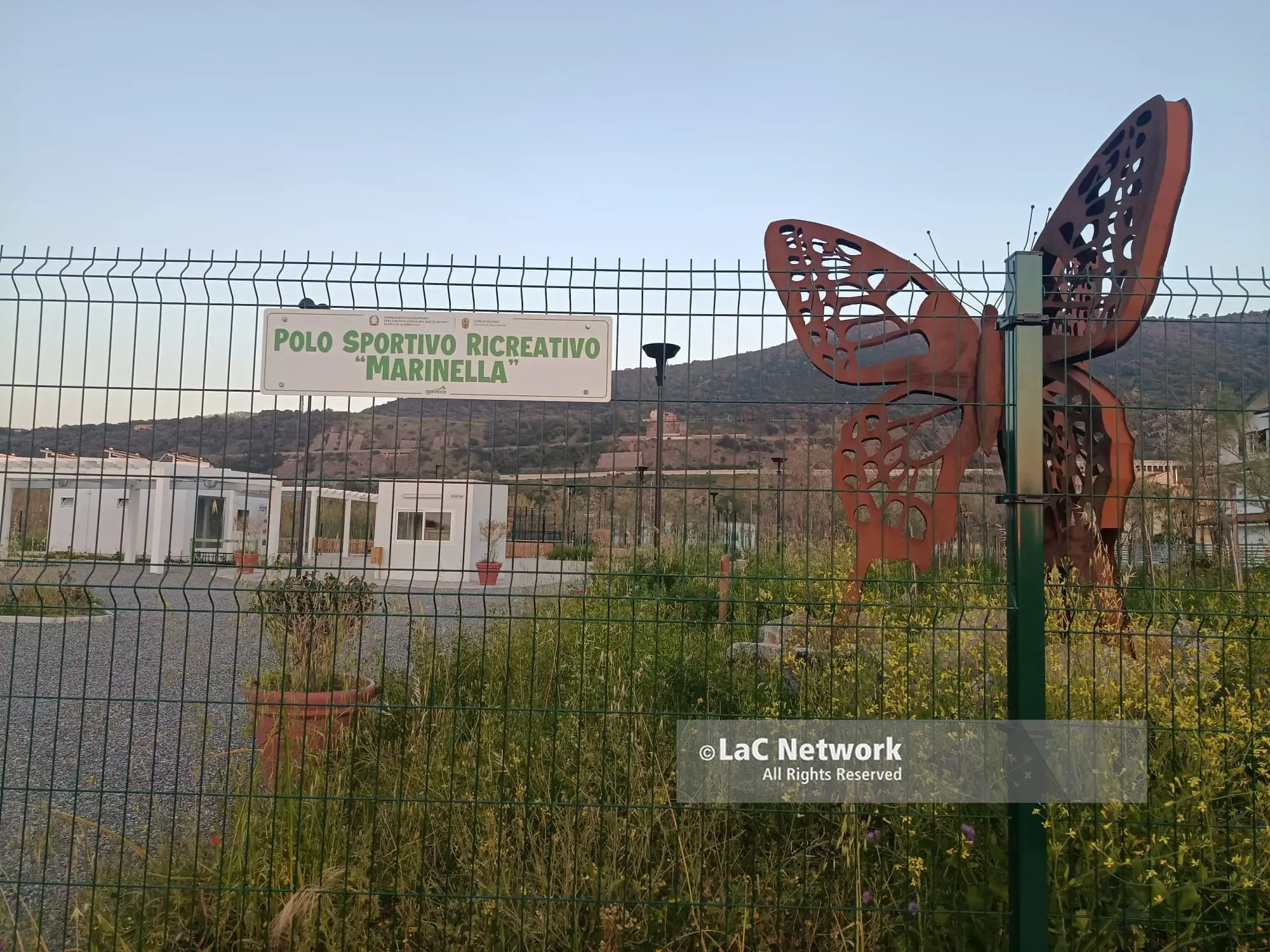 Pizzo, il centro sportivo fantasma costruito sulla discarica bonificata: “inaugurato” ma mai aperto perché «mancano i collaudi»\n