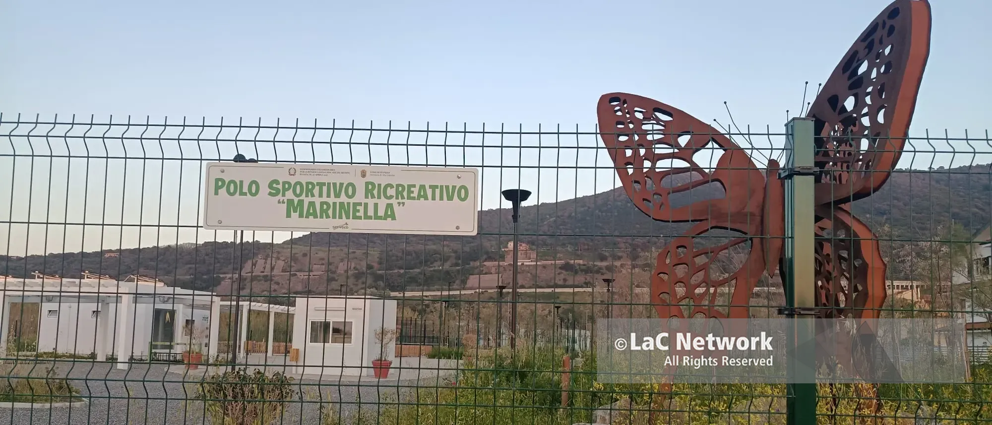 Pizzo, il centro sportivo fantasma costruito sulla discarica bonificata: “inaugurato” ma mai aperto perché «mancano i collaudi»\n