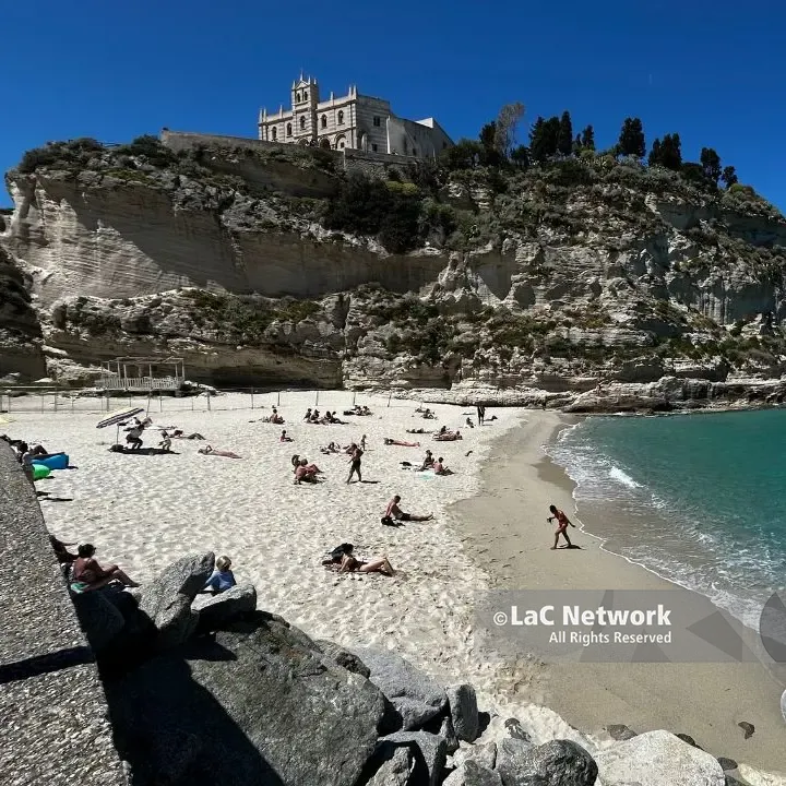 <p>Tropea si risveglia ma l'estate fa paura: voli a rischio e costi alle stelle spaventano gli operatori</p>