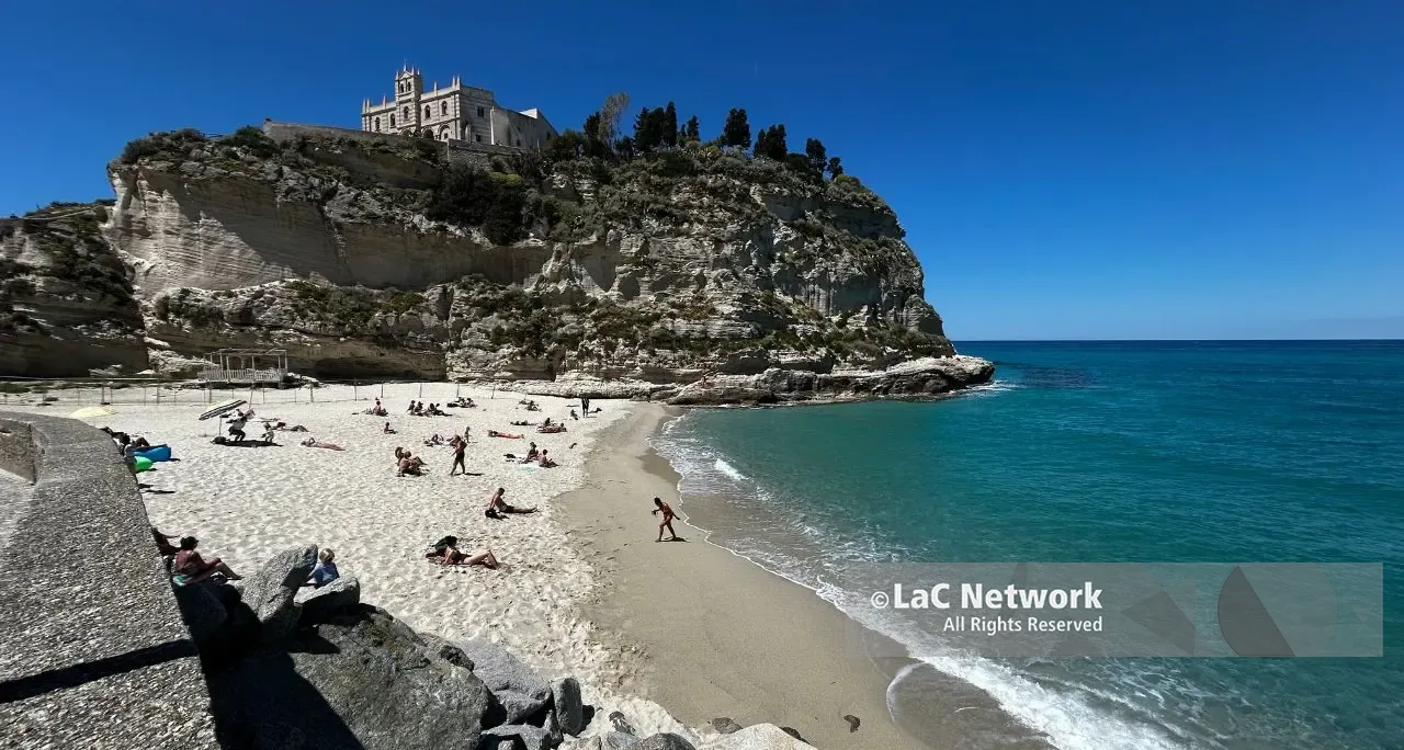Primi turisti a Tropea ma l’estate resta un’incognita: i timori degli operatori tra crisi energetica e voli a rischio\n