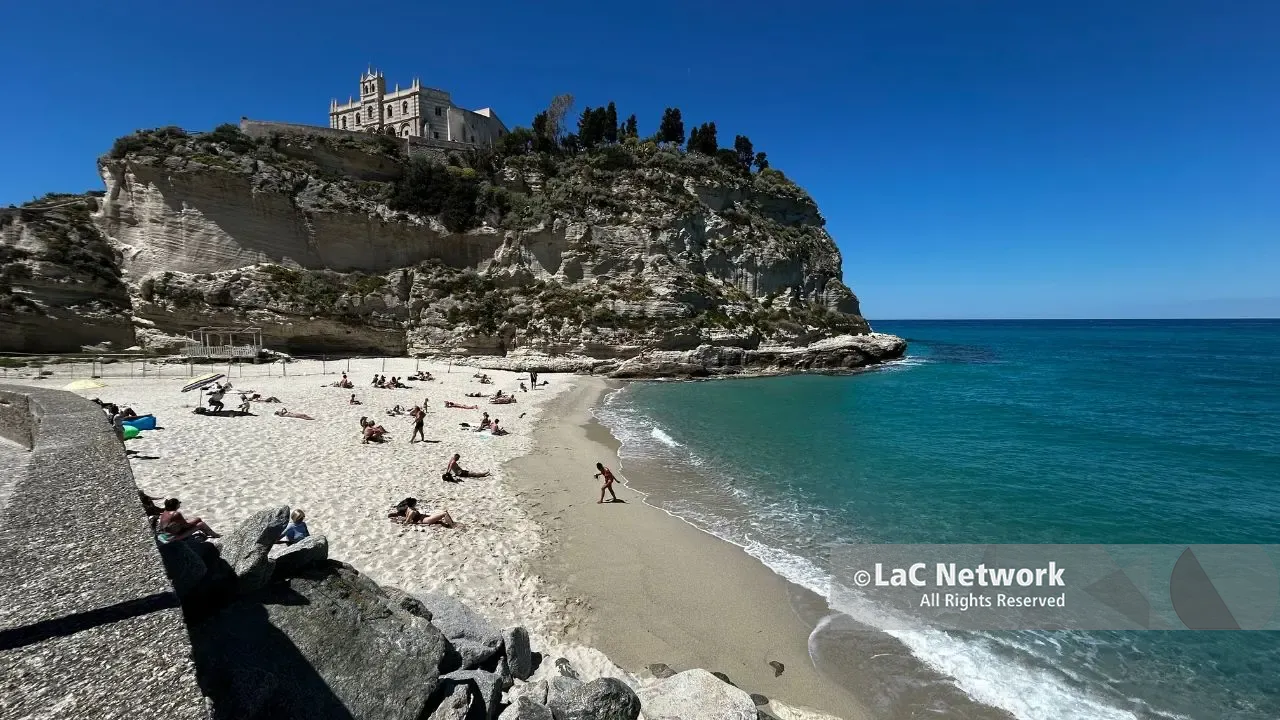 Primi turisti a Tropea ma l’estate resta un’incognita: i timori degli operatori tra crisi energetica e voli a rischio\n