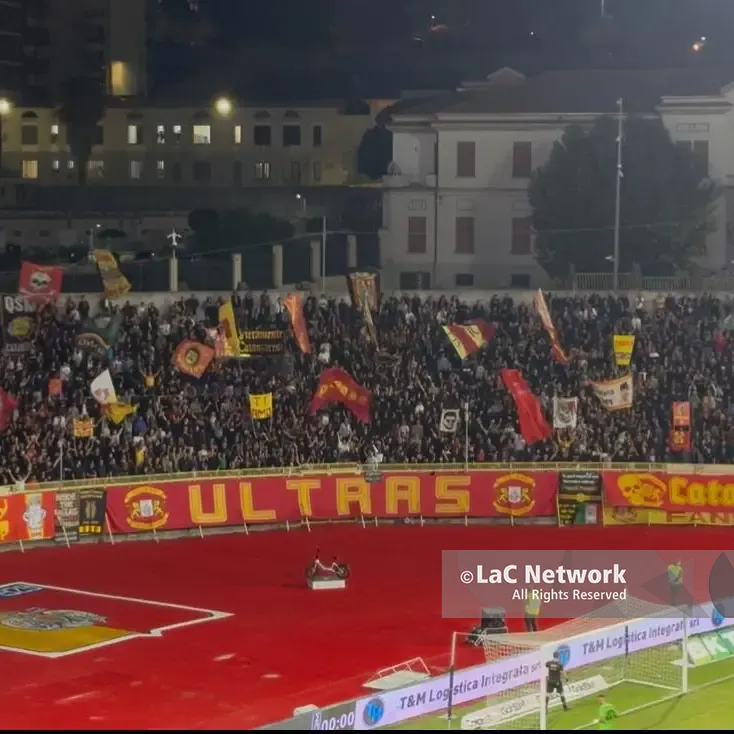 Tragedia a Catanzaro:\u00A0in\u00A0curva Capraro\u00A015 minuti senza cori e\u00A0bandiere contro lo Spezia. Solo silenzio\u00A0«in segno di rispetto»\n\n\n