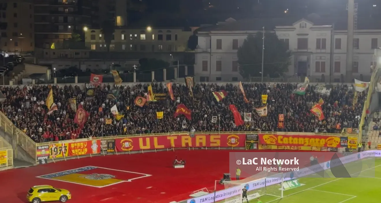 Tragedia a Catanzaro:\u00A0in\u00A0curva Capraro\u00A015 minuti senza cori e\u00A0bandiere contro lo Spezia. Solo silenzio\u00A0«in segno di rispetto»\n\n\n