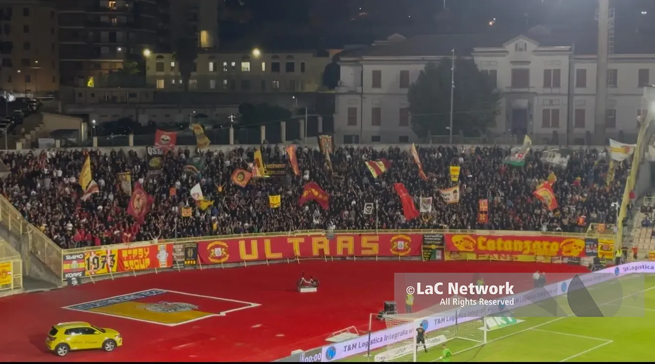 Tragedia a Catanzaro:\u00A0in\u00A0curva Capraro\u00A015 minuti senza cori e\u00A0bandiere contro lo Spezia. Solo silenzio\u00A0«in segno di rispetto»\n\n\n