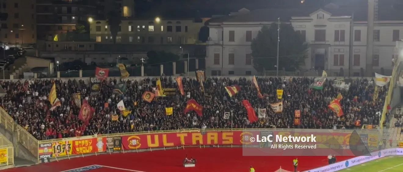 Tragedia a Catanzaro:\u00A0in\u00A0curva Capraro\u00A015 minuti senza cori e\u00A0bandiere contro lo Spezia. Solo silenzio\u00A0«in segno di rispetto»\n\n\n