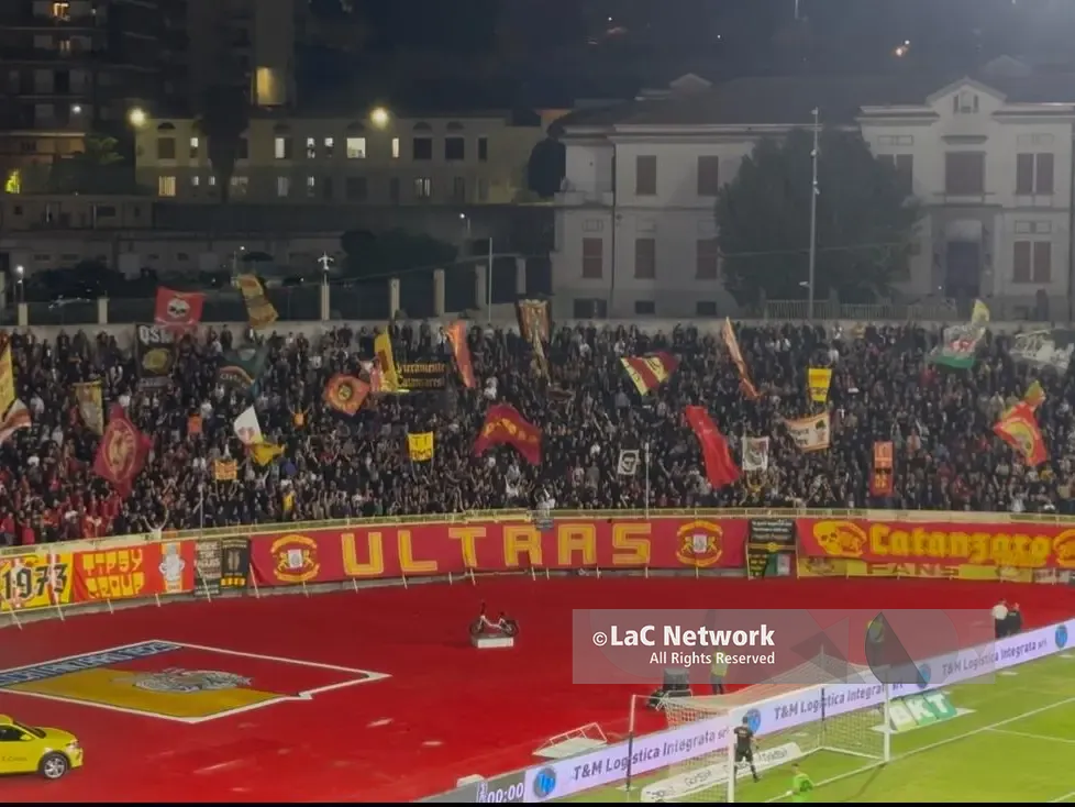 Tragedia a Catanzaro: in curva Capraro 15 minuti senza cori e bandiere contro lo Spezia. Solo silenzio «in segno di rispetto»