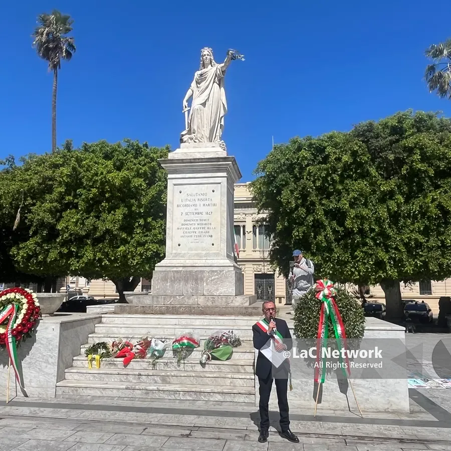 Reggio celebra la Festa della Liberazione: in piazza Italia, sulle note di Bella Ciao, fiori in memoria di chi ha combattuto nella Resistenza\n