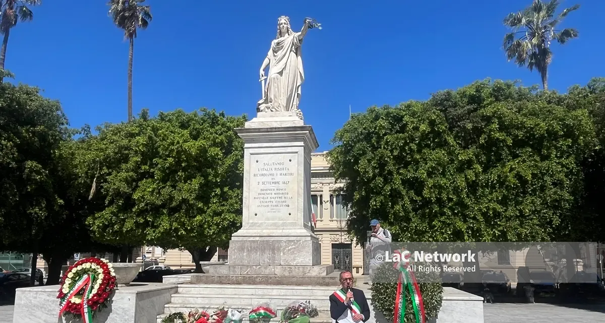 Reggio celebra la Festa della Liberazione: in piazza Italia, sulle note di Bella Ciao, fiori in memoria di chi ha combattuto nella Resistenza\n