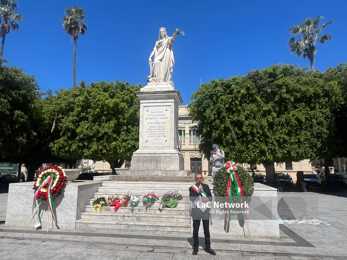 Reggio celebra la Festa della Liberazione: in piazza Italia, sulle note di Bella Ciao, fiori in memoria di chi ha combattuto nella Resistenza\n