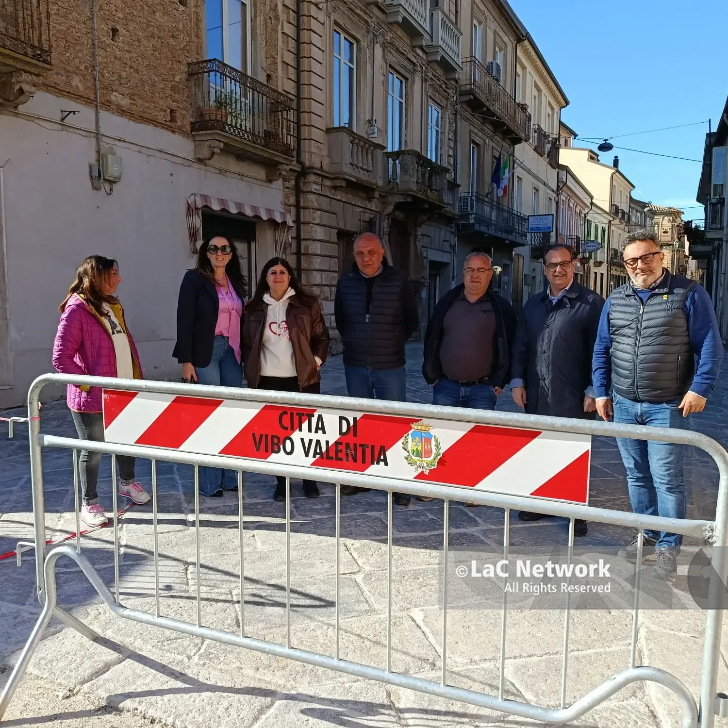Aperta… anzi no, chiusa: via Luigi Razza a Vibo manda al manicomio i negozianti (e la viabilità): scatta una nuova protesta\n