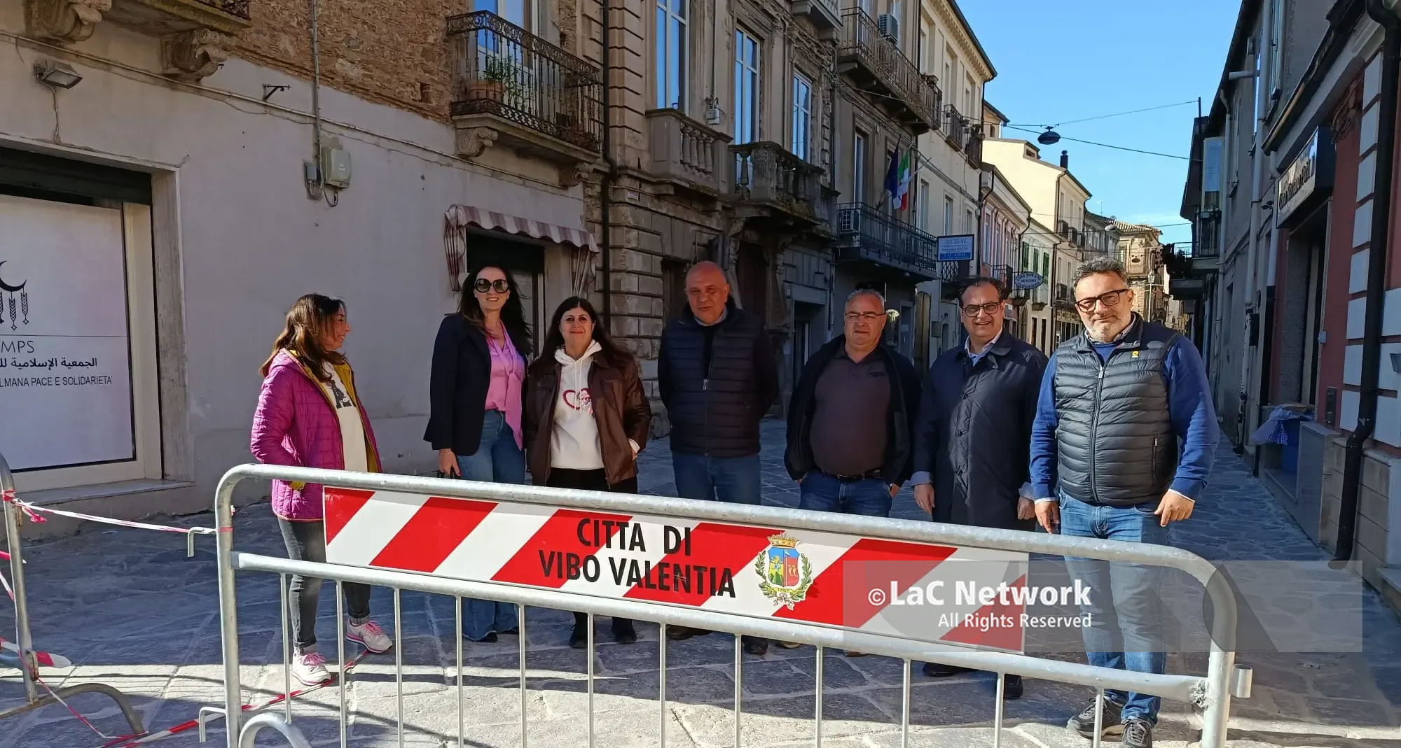 <p>Aperta… anzi no, chiusa: via Luigi Razza a Vibo <span style=\"color:hsl(0, 75%, 60%);\">manda al manicomio i negozianti</span> (e la viabilità): scatta una nuova protesta</p>