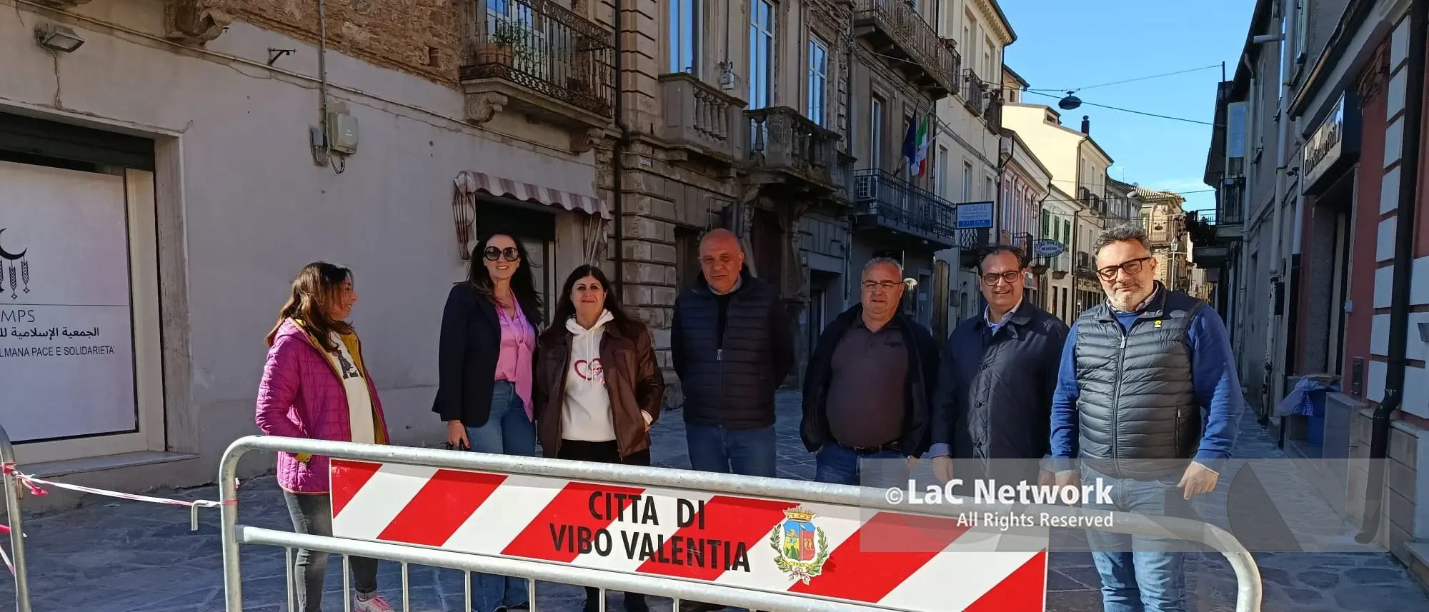 Aperta… anzi no, chiusa: via Luigi Razza a Vibo manda al manicomio i negozianti (e la viabilità): scatta una nuova protesta\n