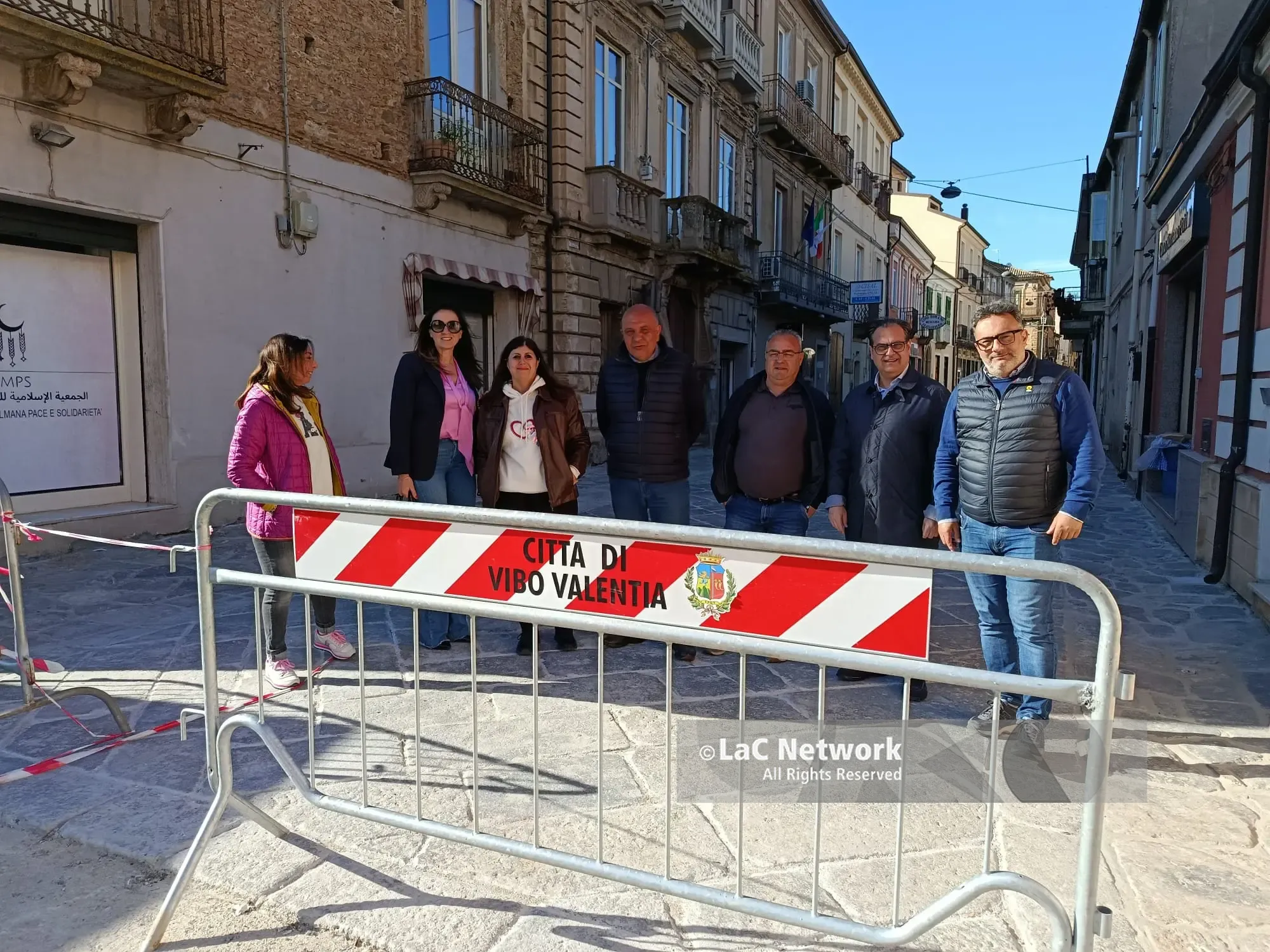 Aperta… anzi no, chiusa: via Luigi Razza a Vibo manda al manicomio i negozianti (e la viabilità): scatta una nuova protesta