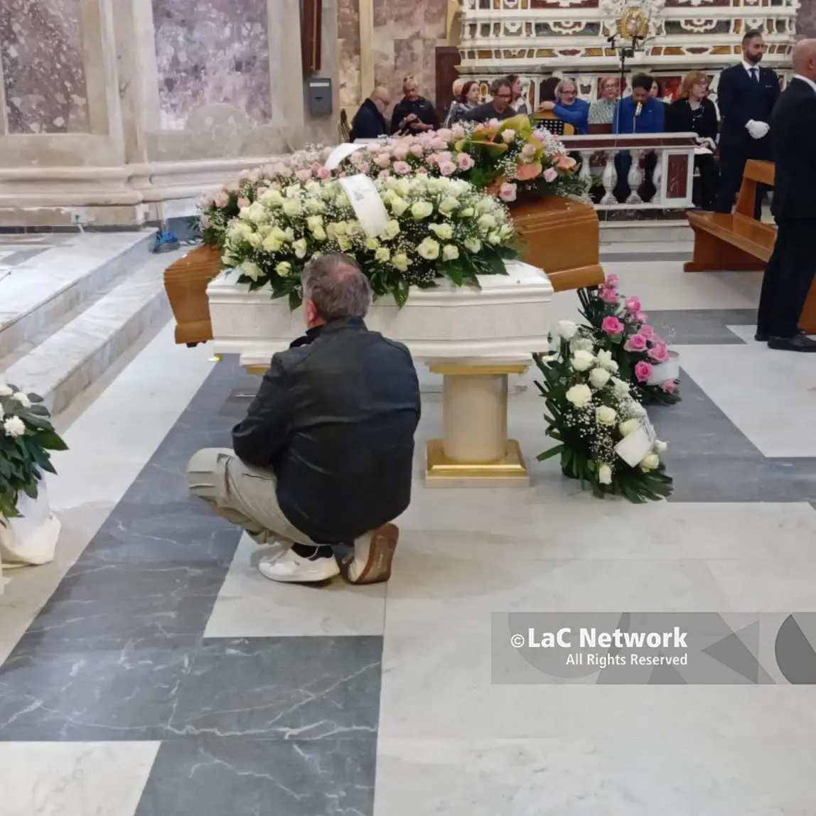 <p>Catanzaro in lutto, l’addio ad Anna e ai suoi piccoli Nicola e Giuseppe: «Ferita incancellabile nel cuore»</p>