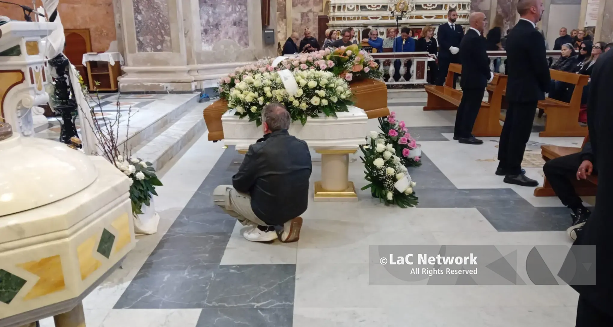 Catanzaro in lutto, l’addio ad Anna e ai suoi piccoli Nicola e Giuseppe:\u00A0«Ferita incancellabile nel cuore»\n