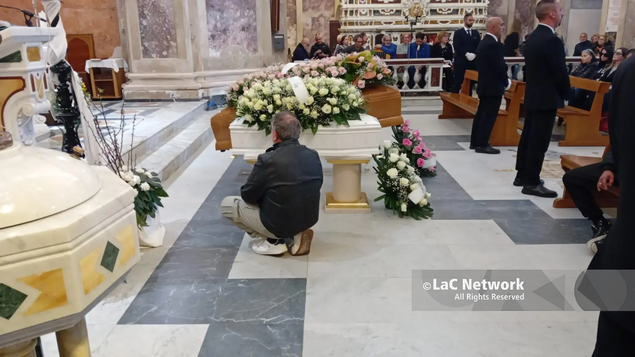 Catanzaro in lutto, l’addio ad Anna e ai suoi piccoli Nicola e Giuseppe:\u00A0«Ferita incancellabile nel cuore»\n