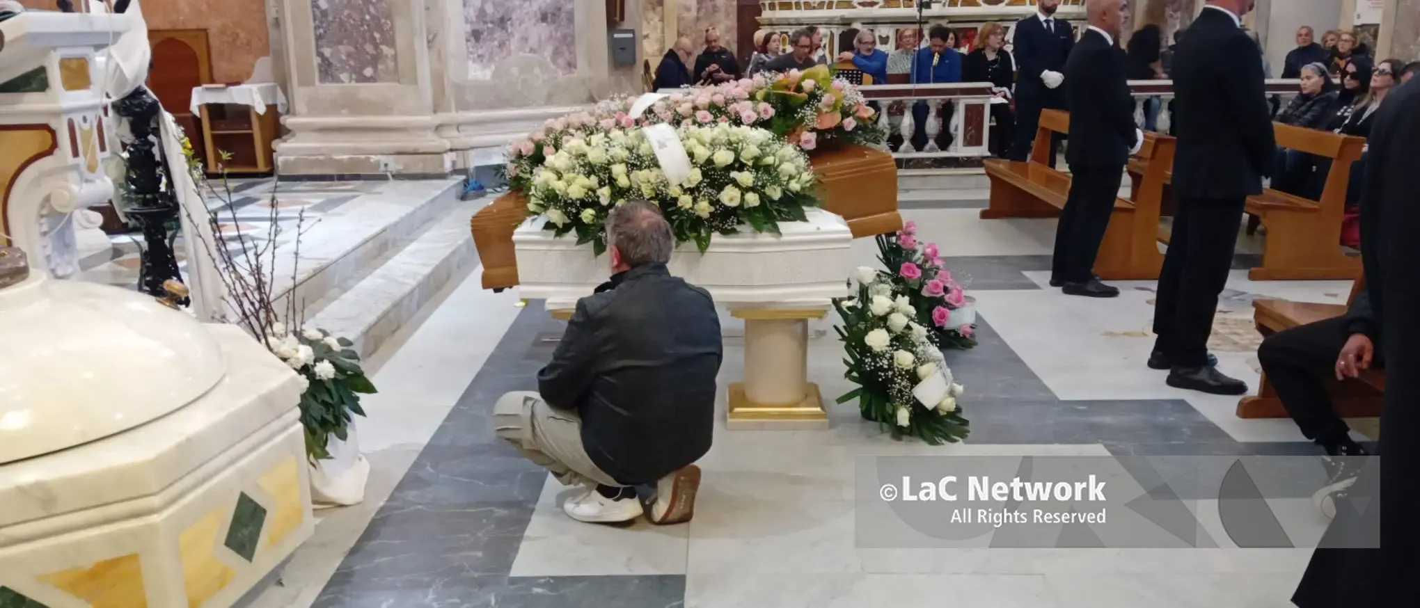 Catanzaro in lutto, l’addio ad Anna e ai suoi piccoli Nicola e Giuseppe:\u00A0«Ferita incancellabile nel cuore»\n