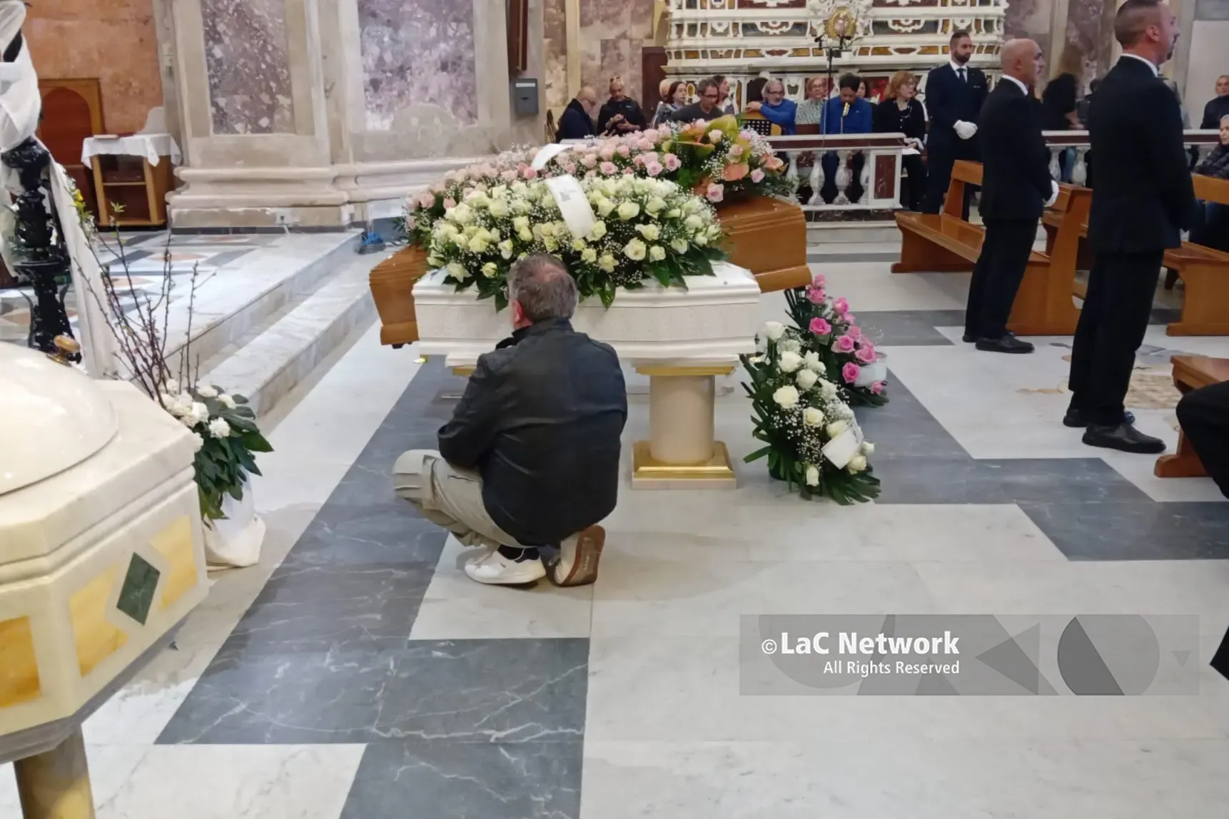 Catanzaro in lutto, l’addio ad Anna e ai suoi piccoli Nicola e Giuseppe:\u00A0«Ferita incancellabile nel cuore»\n