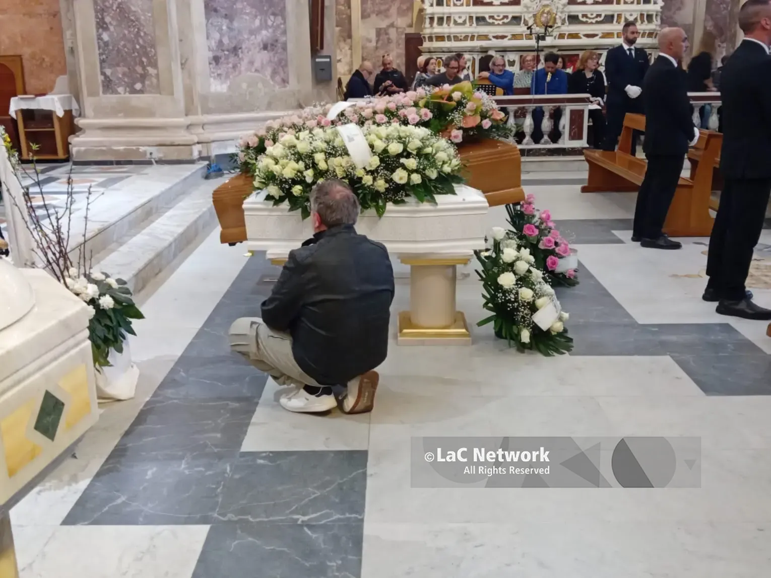 Catanzaro in lutto, l’addio ad Anna e ai suoi piccoli Nicola e Giuseppe: «Ferita incancellabile nel cuore»