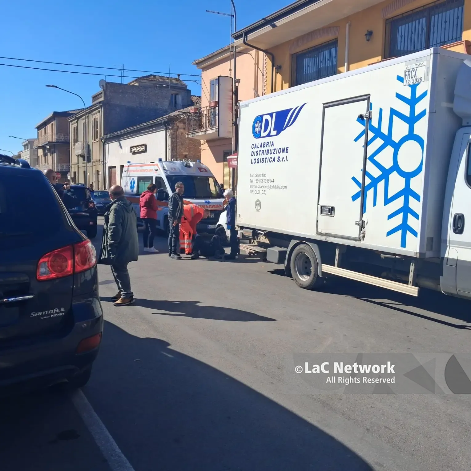 <p>Paura nel Vibonese, trasportatore colpito dal portellone del suo mezzo dopo l’urto con un’auto in transito</p>