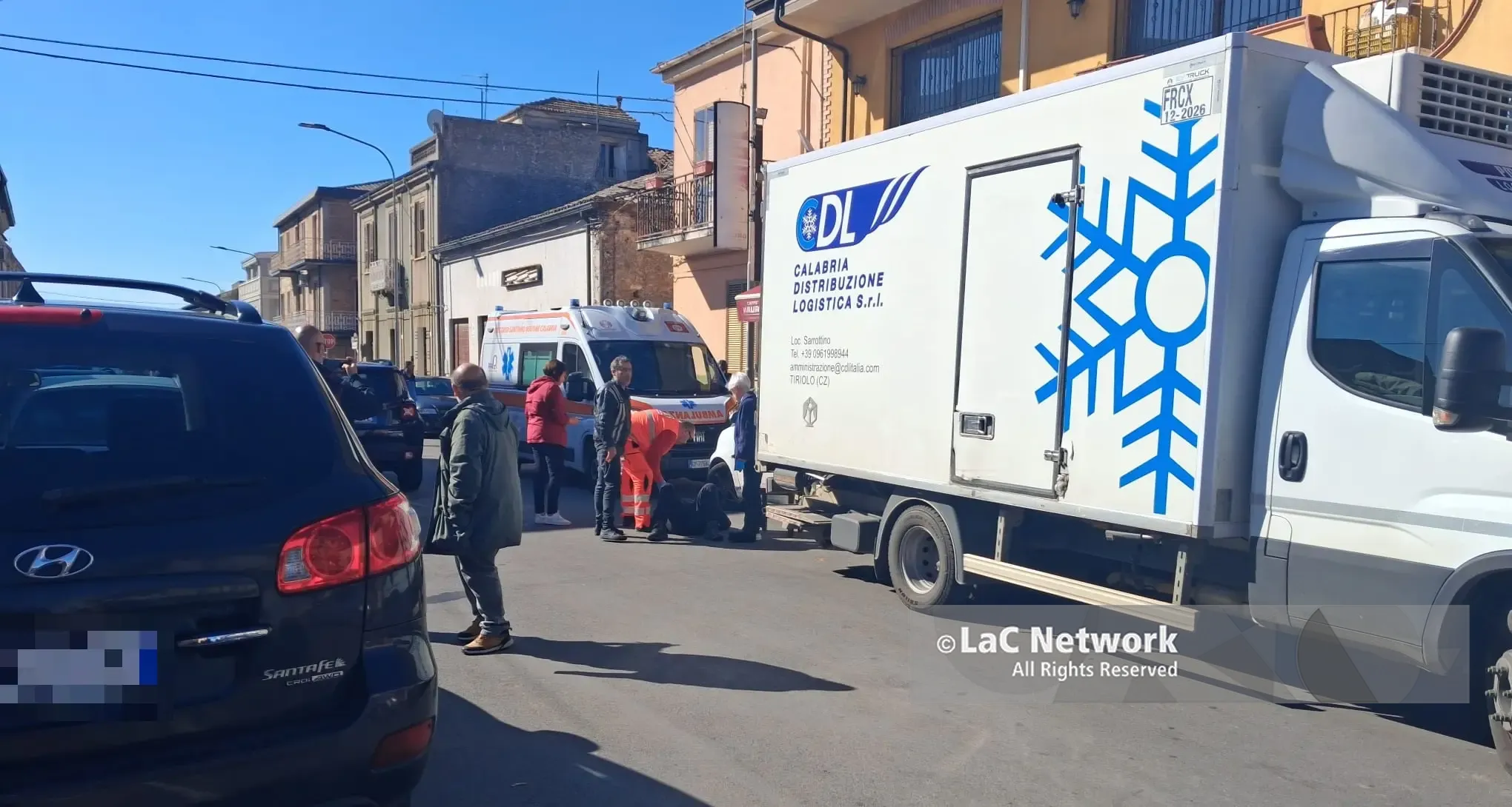 Paura a Mileto, trasportatore colpito dal portellone del suo mezzo dopo l’urto con un’auto in transito\n