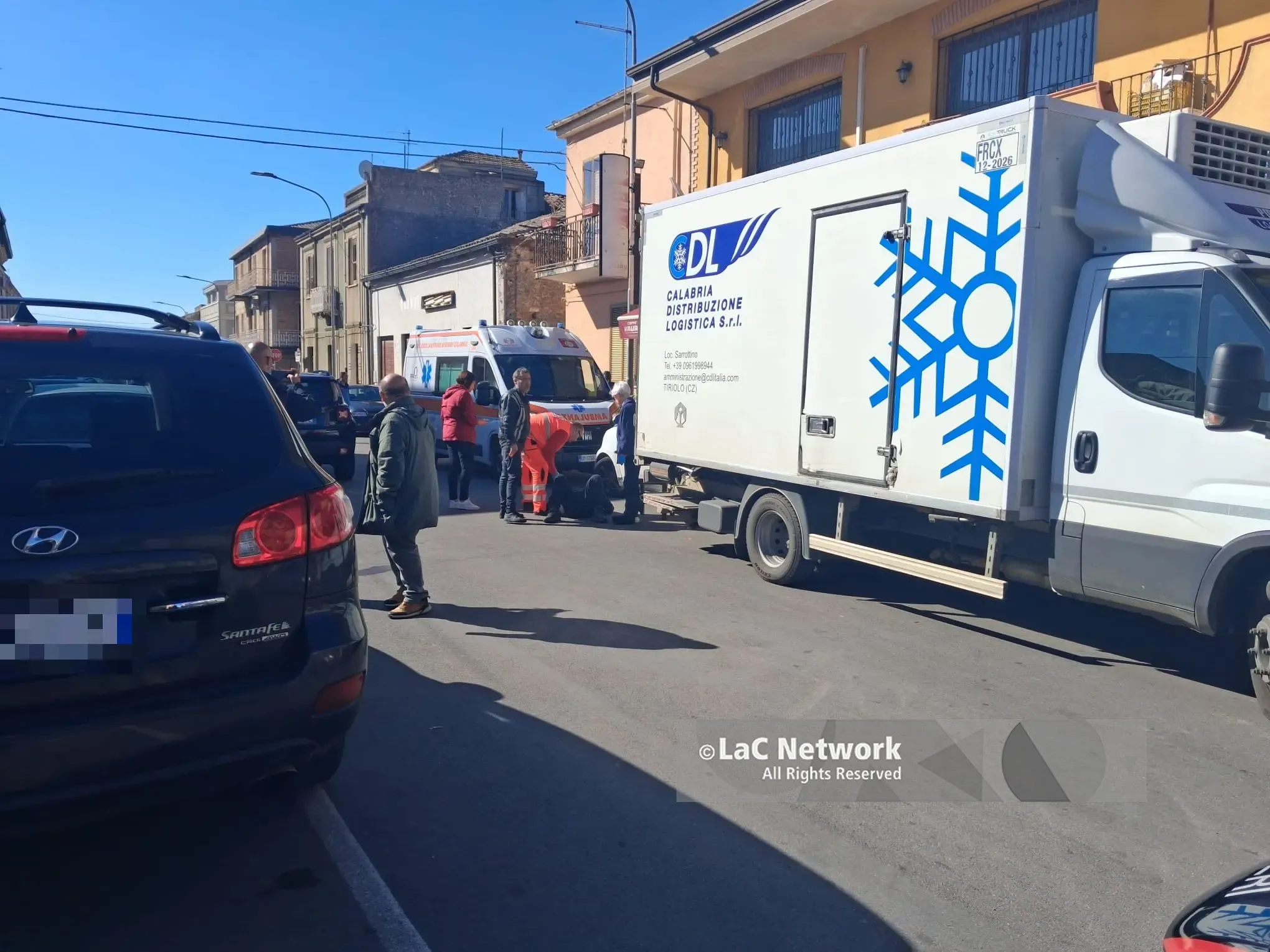 Paura a Mileto, trasportatore colpito dal portellone del suo mezzo dopo l’urto con un’auto in transito\n