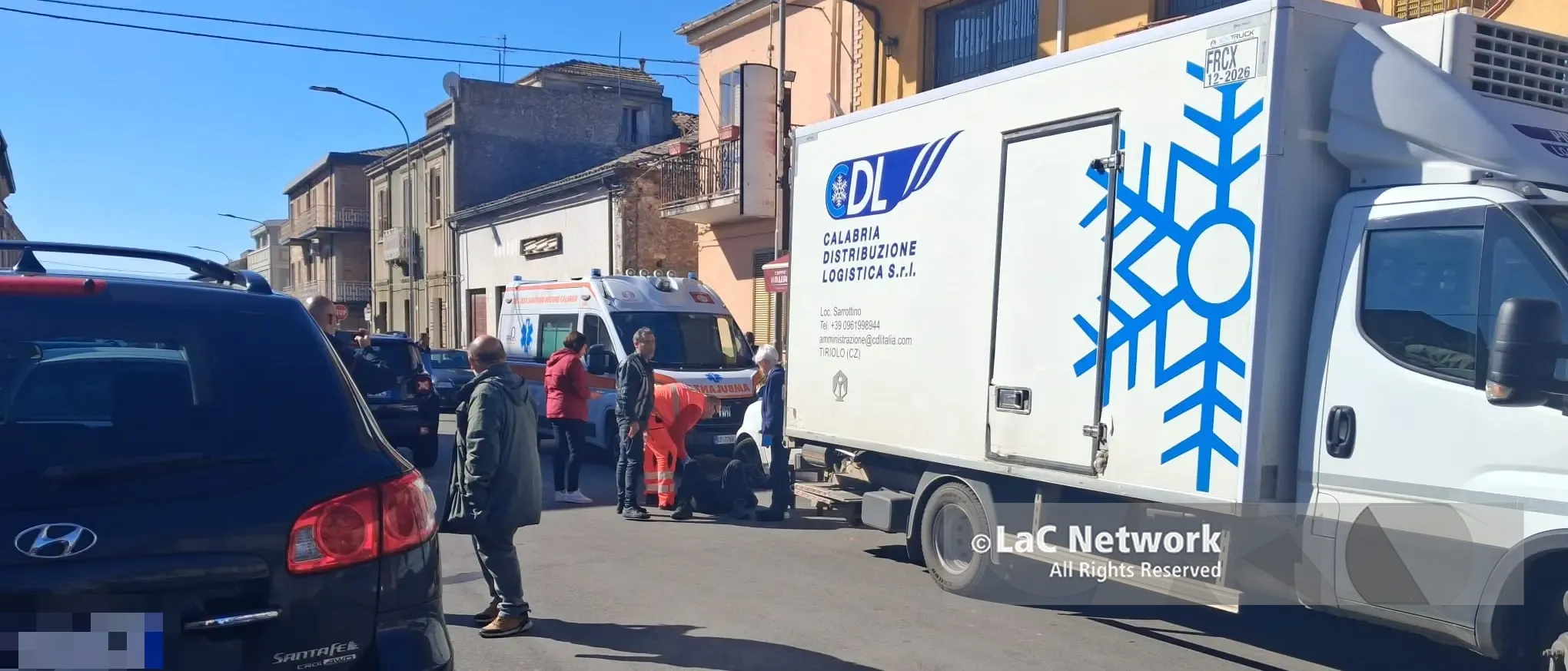 Paura a Mileto, trasportatore colpito dal portellone del suo mezzo dopo l’urto con un’auto in transito\n