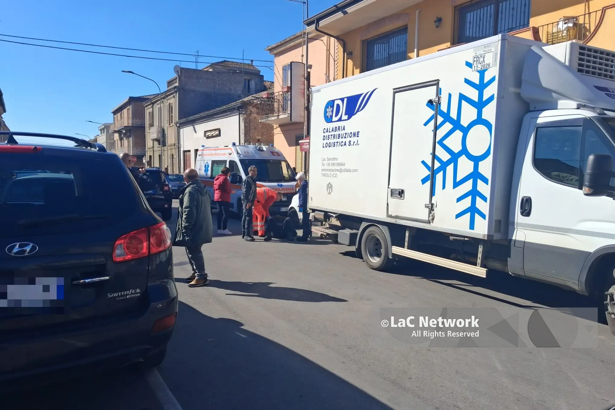 <p><span style=\"color:hsl(0, 75%, 60%);\">Paura a Mileto</span>, trasportatore colpito dal portellone del suo mezzo dopo l’urto con un’auto in transito</p>