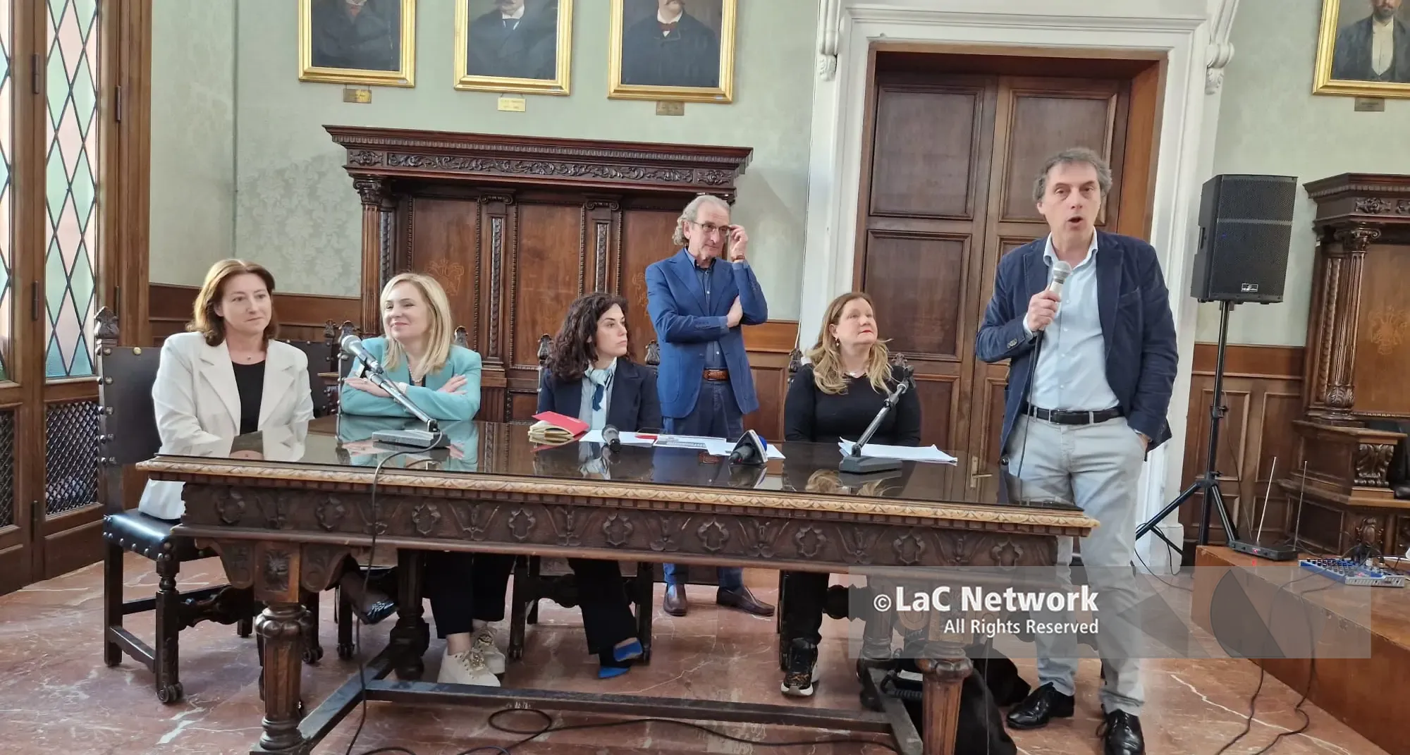 Violenza di genere, “mai bandiera bianca”: la rete dei comuni per la parità ha fatto tappa a Catanzaro\n