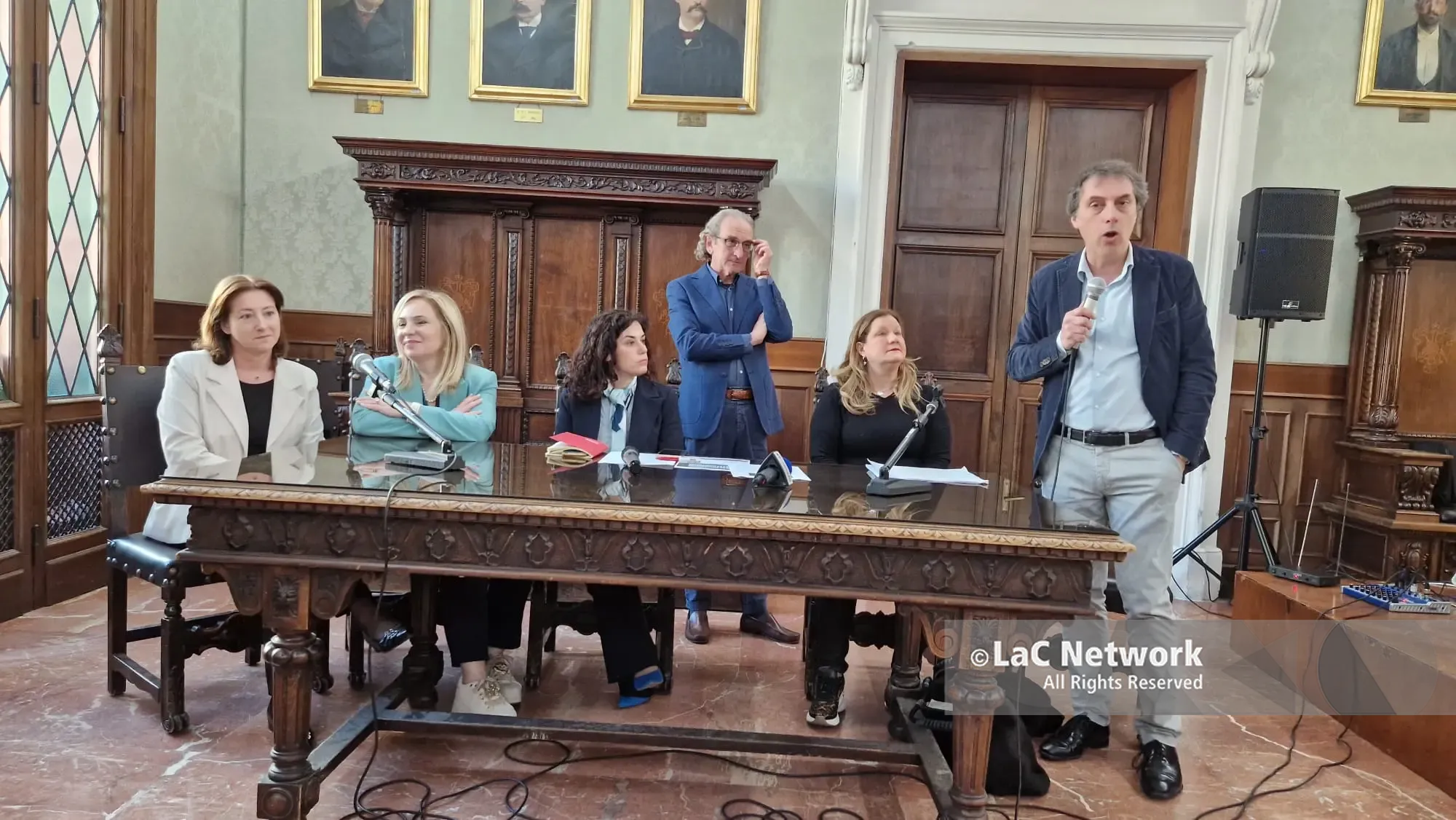 Violenza di genere, “mai bandiera bianca”: la rete dei comuni per la parità ha fatto tappa a Catanzaro\n