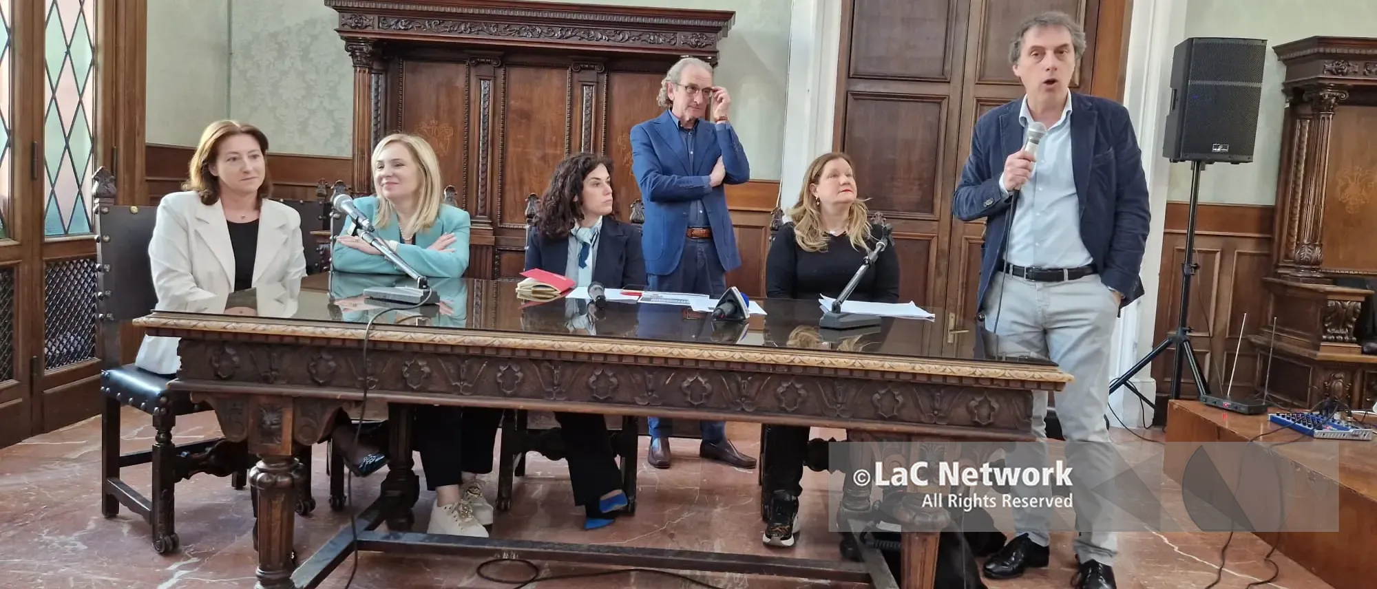 Violenza di genere, “mai bandiera bianca”: la rete dei comuni per la parità ha fatto tappa a Catanzaro\n