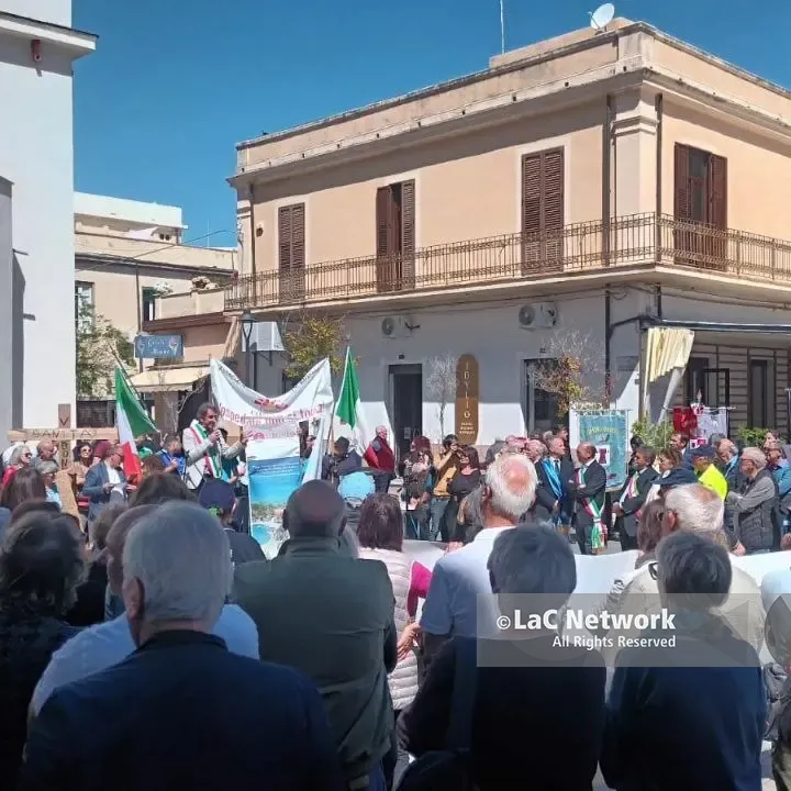 A migliaia in piazza per difendere l’ospedale di Tropea: «Salvarlo è una scelta politica.\u00A0Assumere medici e riaprire i reparti subito»\n