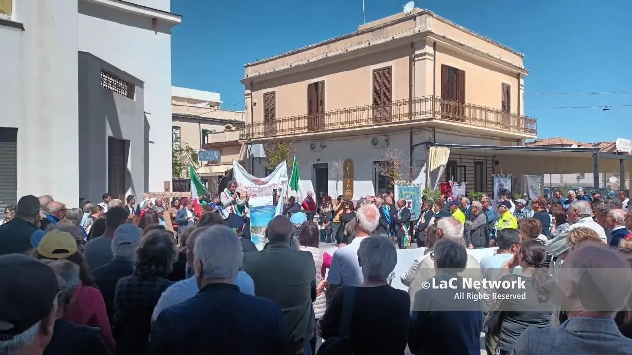 <p>Il corteo confluito in piazza Vittorio Veneto a Tropea</p>\\n