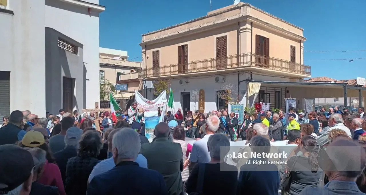 <p><span style=\"color:hsl(0, 75%, 60%);\">A migliaia in piazza</span> per difendere l’ospedale di Tropea: «Salvarlo è una scelta politica. Assumere medici e riaprire i reparti subito»</p>