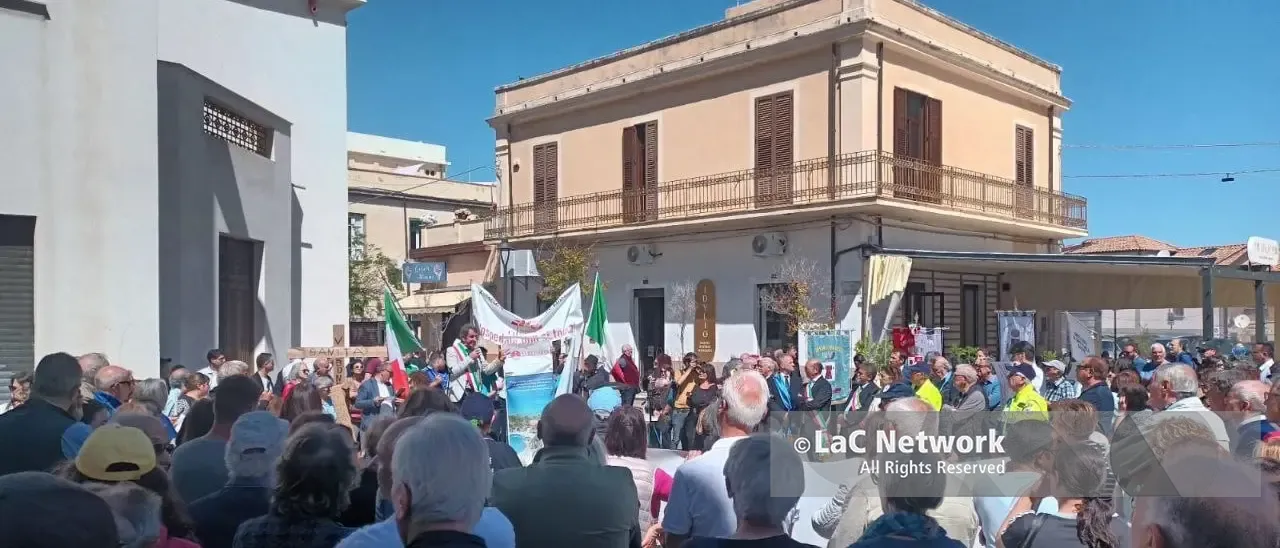 A migliaia in piazza per difendere l’ospedale di Tropea: «Salvarlo è una scelta politica.\u00A0Assumere medici e riaprire i reparti subito»\n