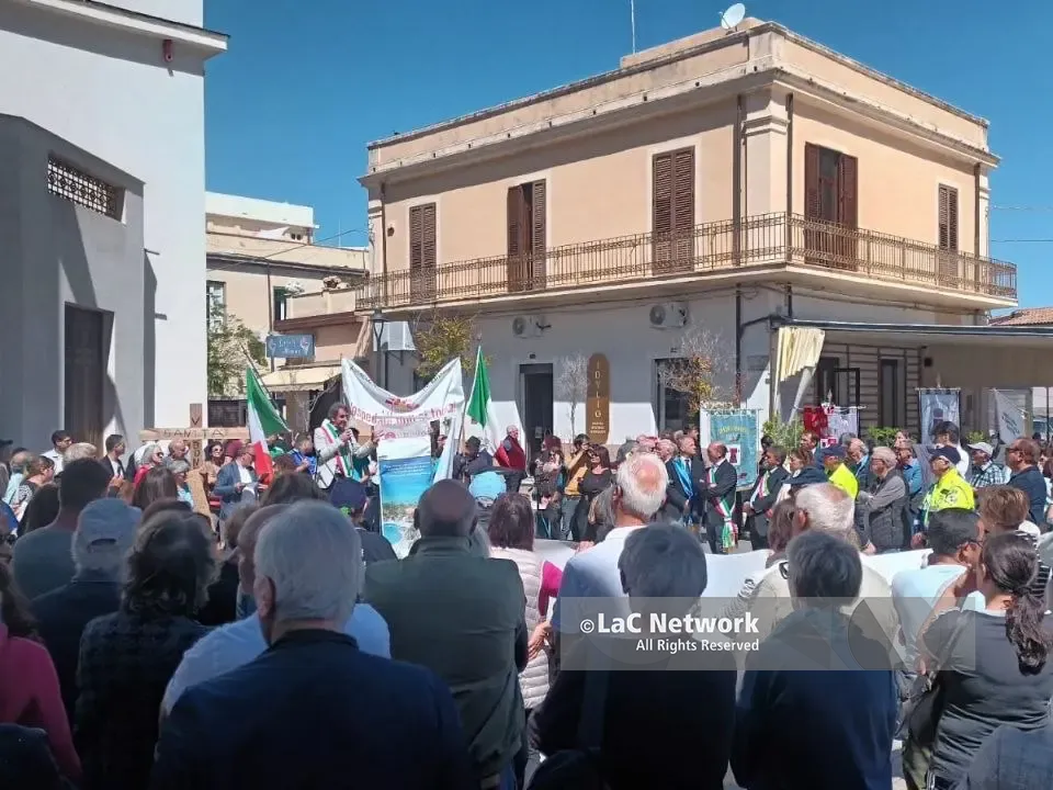 A migliaia in piazza per difendere l’ospedale di Tropea: «Salvarlo è una scelta politica. Assumere medici e riaprire i reparti subito»
