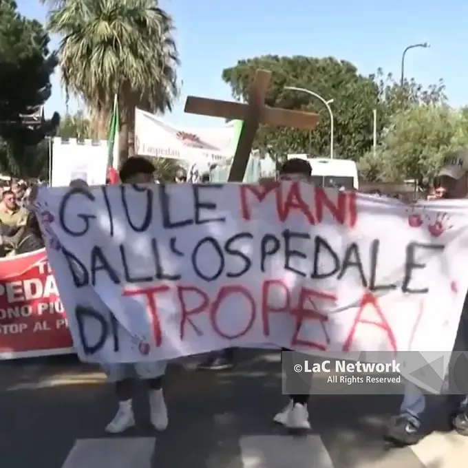 In piazza a difesa dell’ospedale, in migliaia a Tropea: «Chiediamo servizi e un’emergenza-urgenza funzionante»\n