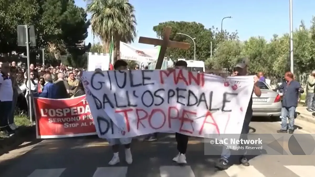<p>Il corteo confluito in piazza Vittorio Veneto a Tropea</p>\\n