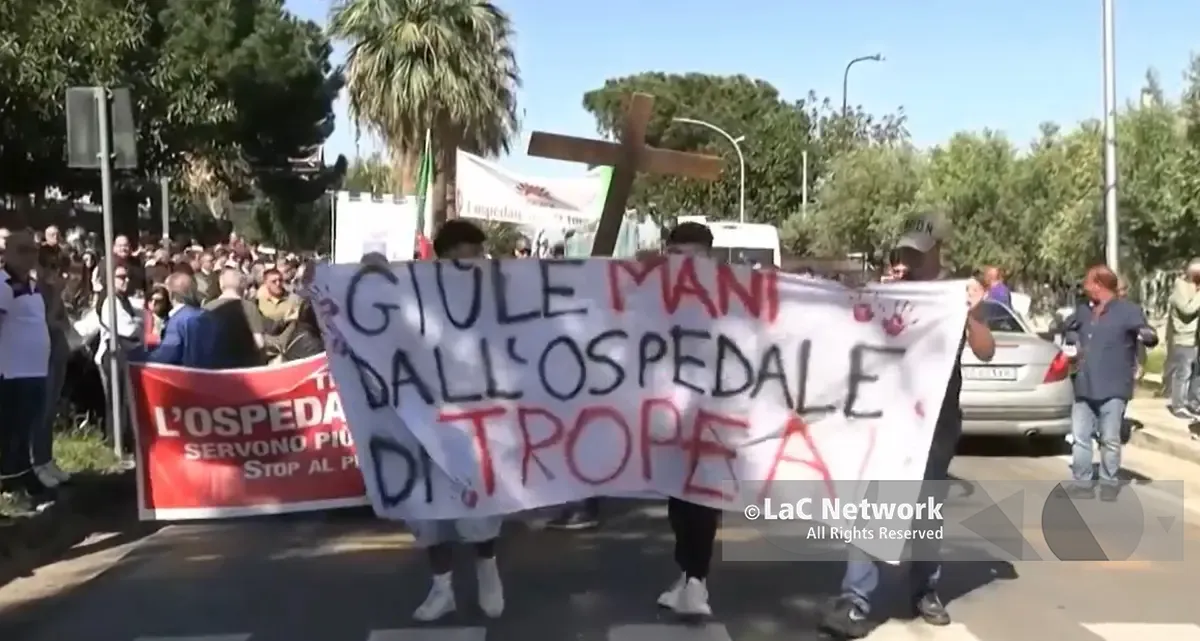 In piazza a difesa dell’ospedale, in migliaia a Tropea: «Chiediamo servizi e un’emergenza-urgenza funzionante»\n