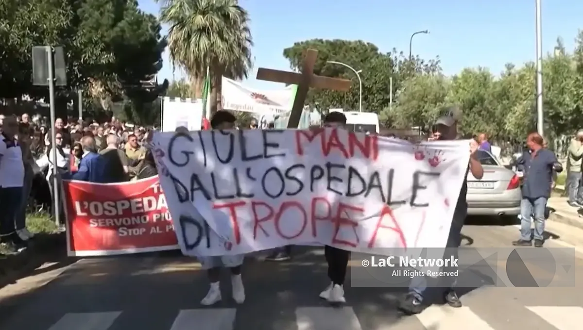 In piazza a difesa dell’ospedale, in migliaia a Tropea: «Chiediamo servizi e un’emergenza-urgenza funzionante»\n